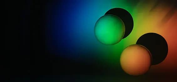 Boules 3D sur fond arc-en-ciel